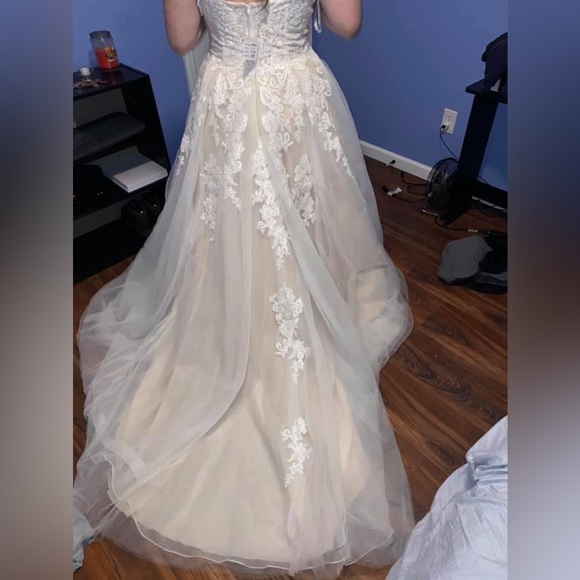 Sheer lace and tulle size 14 wedding dress - Picture 3 of 7